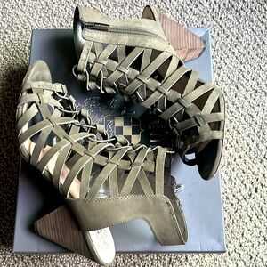 Vince Camuto Elishan Olive Green Suede Heeled Sandals. Size 11